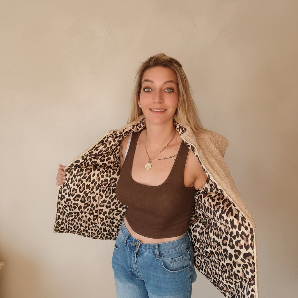 Wendeweste Leo Teddy von Zwillingsherz – Teddy-Seite Lifestyle-Shot, Beige Weste mit Jeans