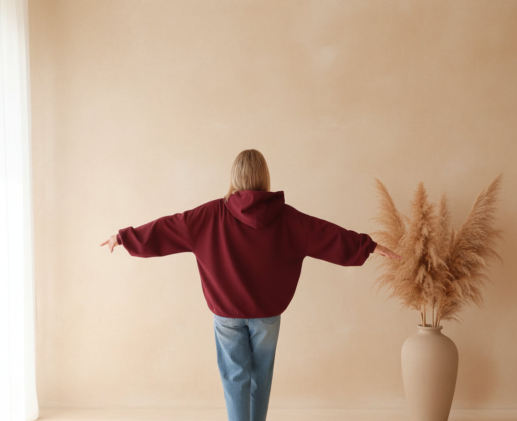 Bordeauxfarbener Yoga-Hoodie mit Kapuze und weiten Ärmeln, Rückansicht