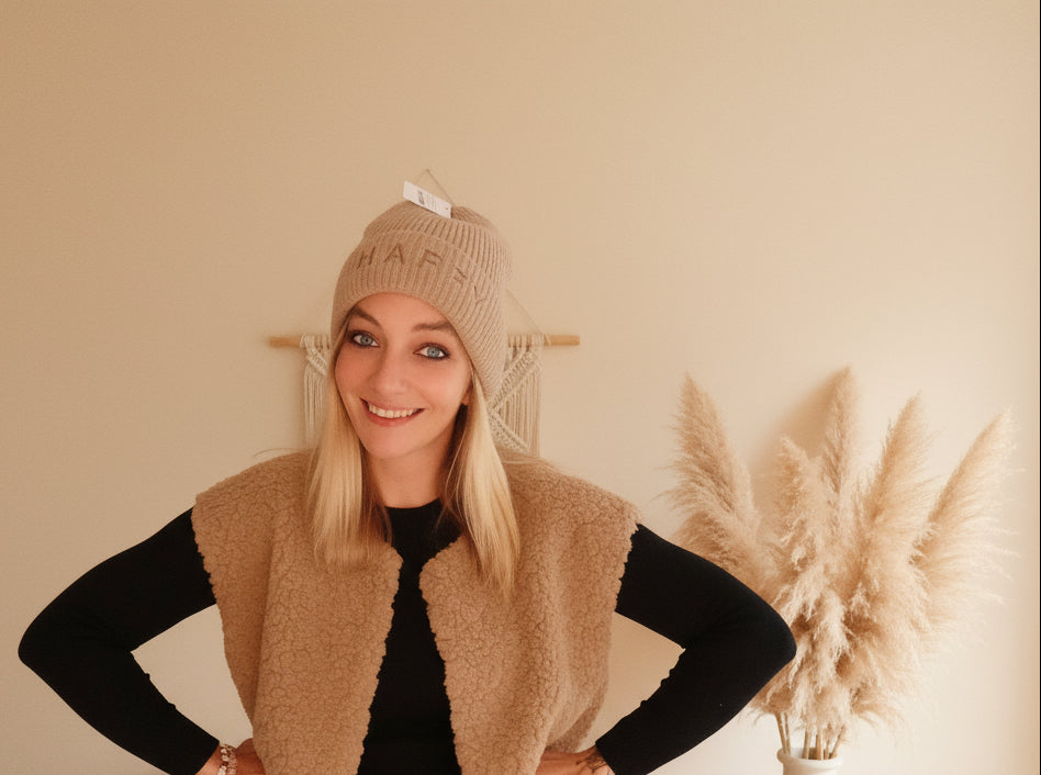 Khakifarbene HAPPY Beanie für Damen mit hellem Schriftzug, Frontansicht im lässigen Winter-Look