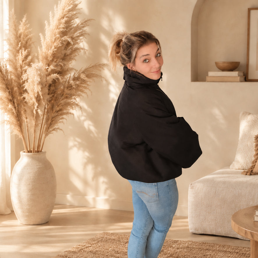 Schwarze Damenjacke mit Stehkragen, seitliche Rückansicht am Model
