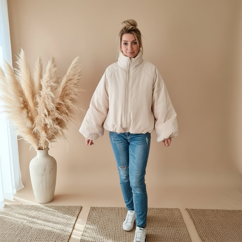 Oversize Damen Ballonjacke in Creme mit Stehkragen, Ganzkörperansicht