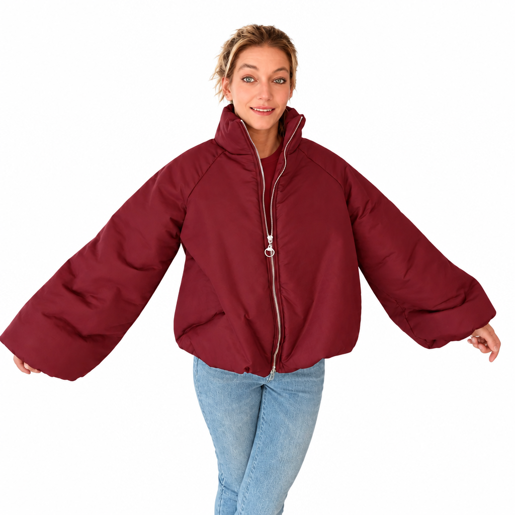 Rote Pufferjacke als Freisteller auf weißem Hintergrund