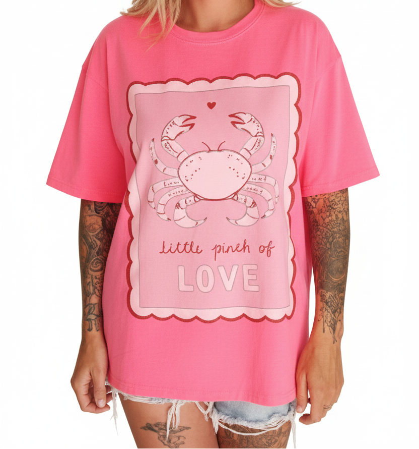 Rosa Oversize-T-Shirt im Boho-Luxe-Stil mit Krabbengrafik und Schriftzug 'little pinch of LOVE'.