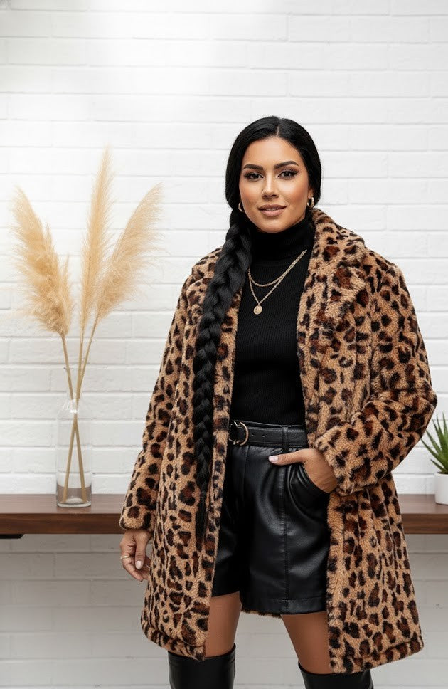 Leo-Fellimitat-Mantel "Wild Elegance" – Luxuriöser Statement-Look