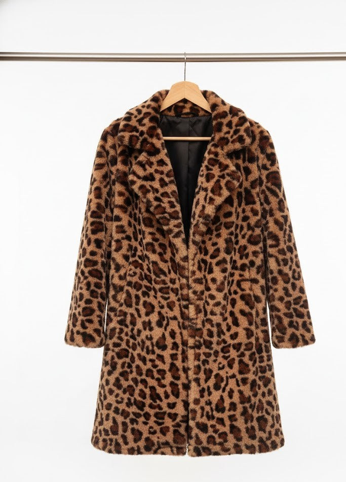 Leo-Fellimitat-Mantel "Wild Elegance" – Luxuriöser Statement-Look