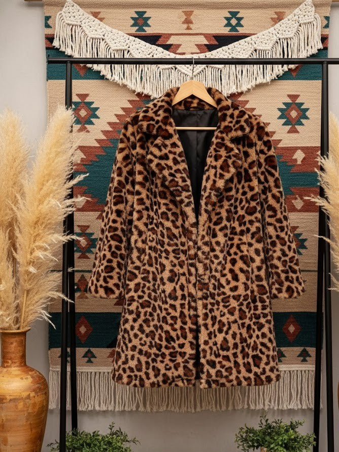 Leo-Fellimitat-Mantel "Wild Elegance" – Luxuriöser Statement-Look