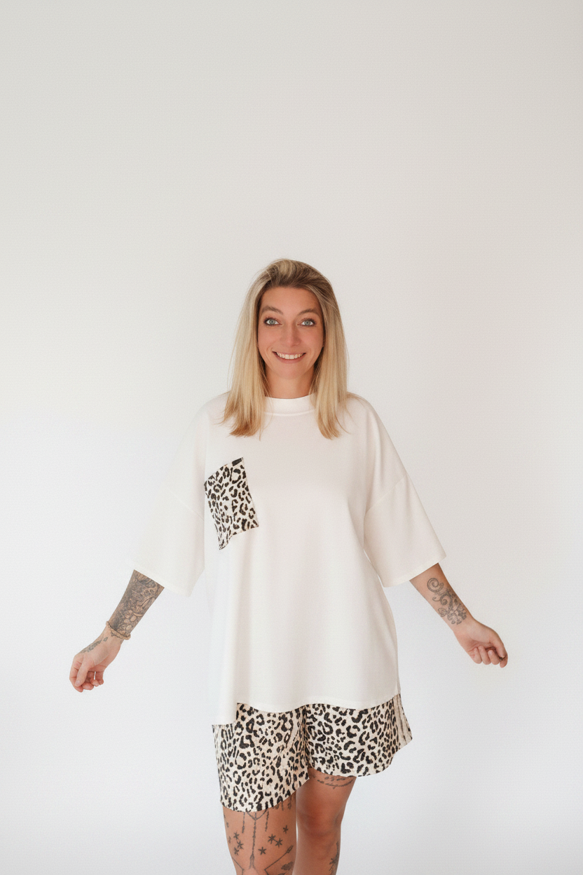 Boho-Luxe weißes Oversize-Shirt aus Baumwolle mit Leopardenmuster-Tasche.